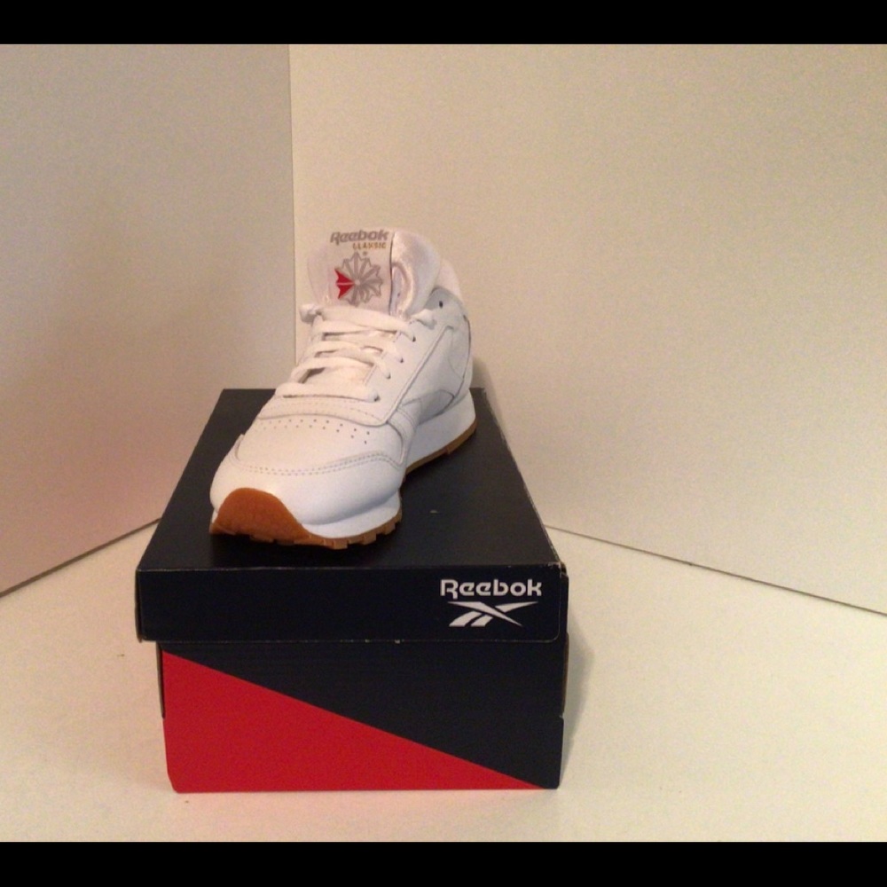 NEW Womens sneackers athletic shoes reebok 7 1/2 Classic Leather New With Tags